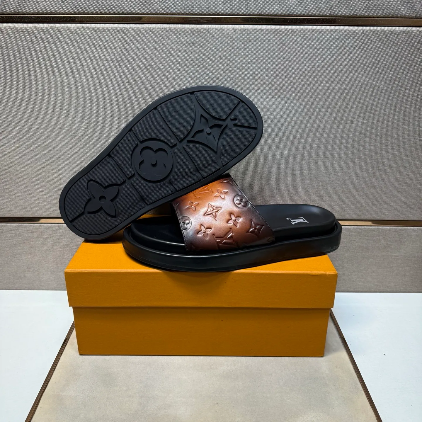 ⬛️Men's shoes 💰p400 [LV～] Men's casual slippers 2025z cabinet sales simultaneously 🔶Size: 39-44#️⃣ 🔷4 colors🔜The upper is made of cowhide stitching➕Genuine leather lining, comfortable and breathable, sole: original comfortable and wear-resistant outsole, ⚠️Real 📱Photographed🎬The real thing is better📢📢📢